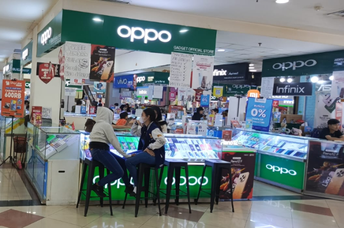 Suasana toko smartphone di Mall BTM. Tren penjualan HP di 2025 diprediksi naik tipis.