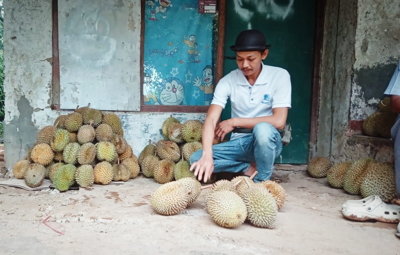 Erik, salah satu petani juga penjual durian cengal di Leuwiliang Bogor.