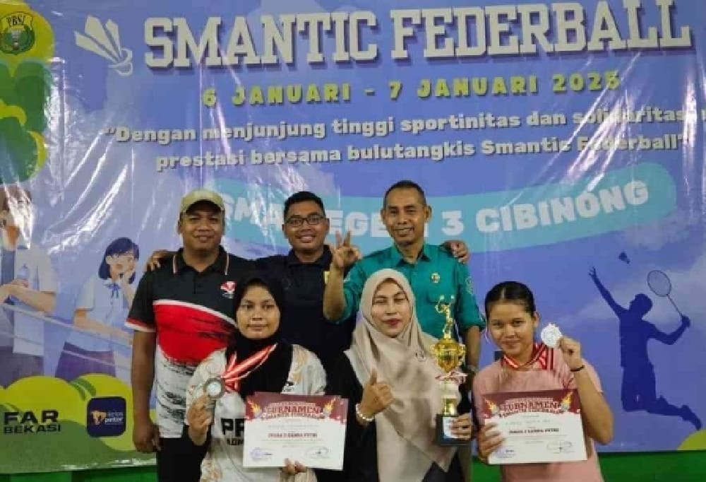 Para pemenang Turnamen Bulutangkis Smantic Federball 2025 yang digelar Diakui PBSI Kabupaten Bogor, SMAN 3 Cibinong.