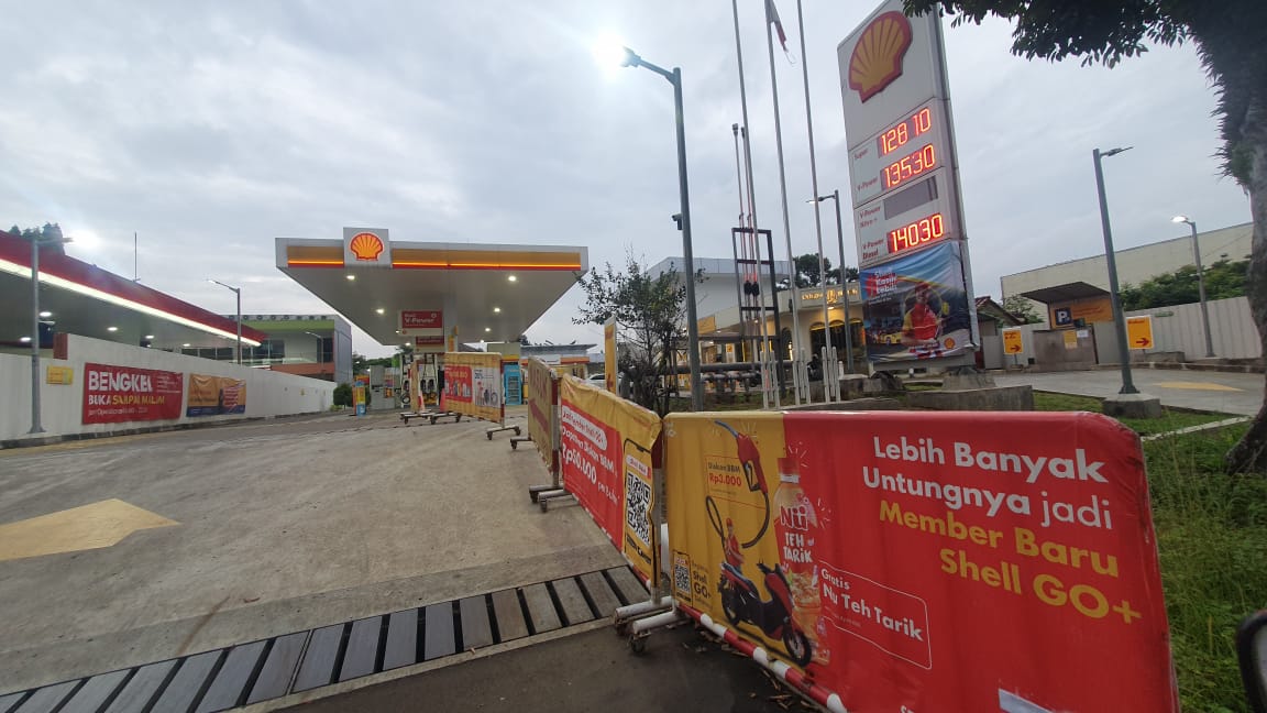 Suasana SPBU Shell Indonesia  di kawasan Yasmin, Kota Bogor. Caption : shell yasmin