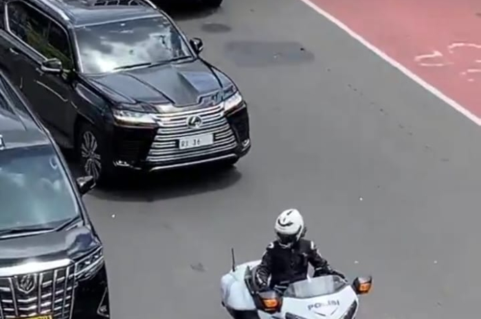 Mobil dengan pelat RI 36 viral di media sosial saat melintas di tengah kemacetan.
