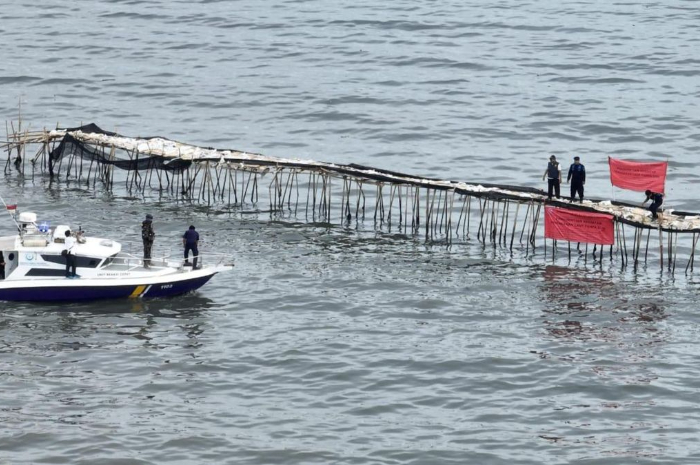 Petugas Dirjen PSDKP Kementerian Kelautan dan Perikanan saat menyegel&nbsp;pagar laut misterius di Kabupaten Tangerang