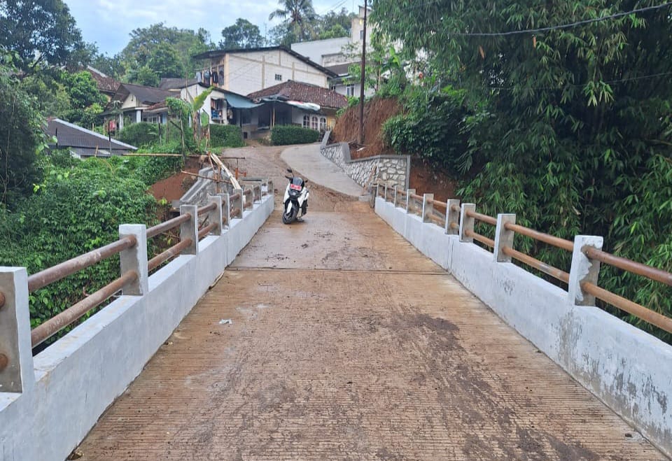 Pembangunan jembatan penghubung Desa Pasir Angin - Desa Cipayung, Megamendung dari bantuan keuangan infrastruktur desa 2024.
