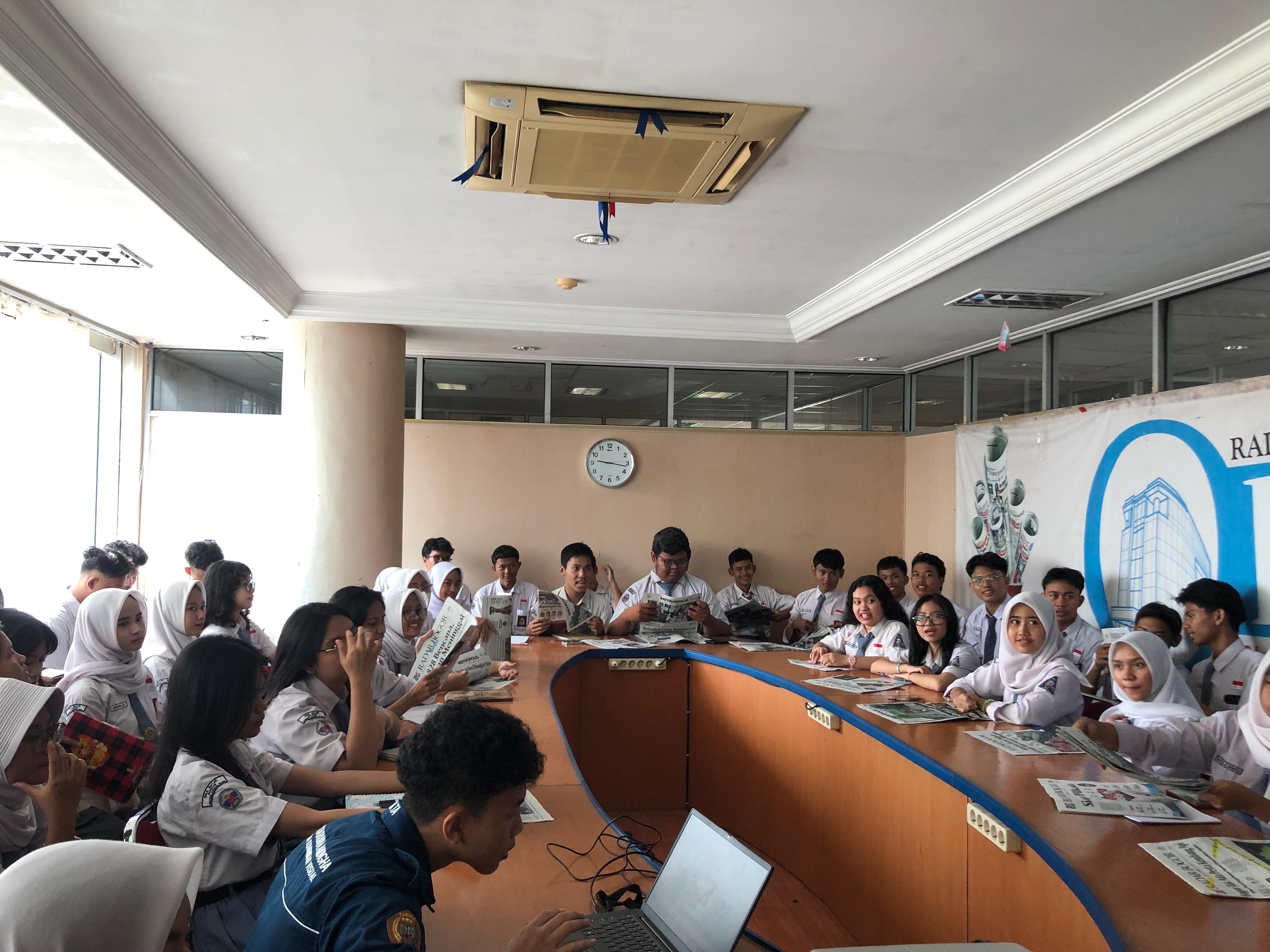 Sejumlah siswa SMA Boash Bogor saat melakukan kunjungan ke kantor Graha Pena Radar Bogor.