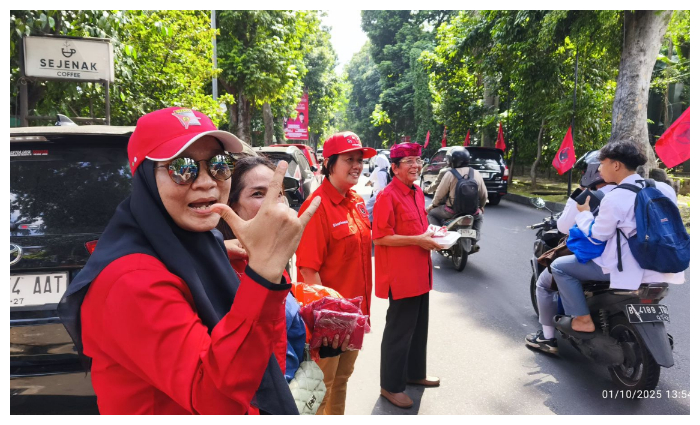 Kader PDI Perjuangan dari Kecamatan Bogor Barat Hj. Suparti (kanan) bersama Mantan Ketua DPD PDIP Jawa Barat Rudi Harsa Tanaya saat membagikan nasi kotak di Jalan Ahmad Yani.