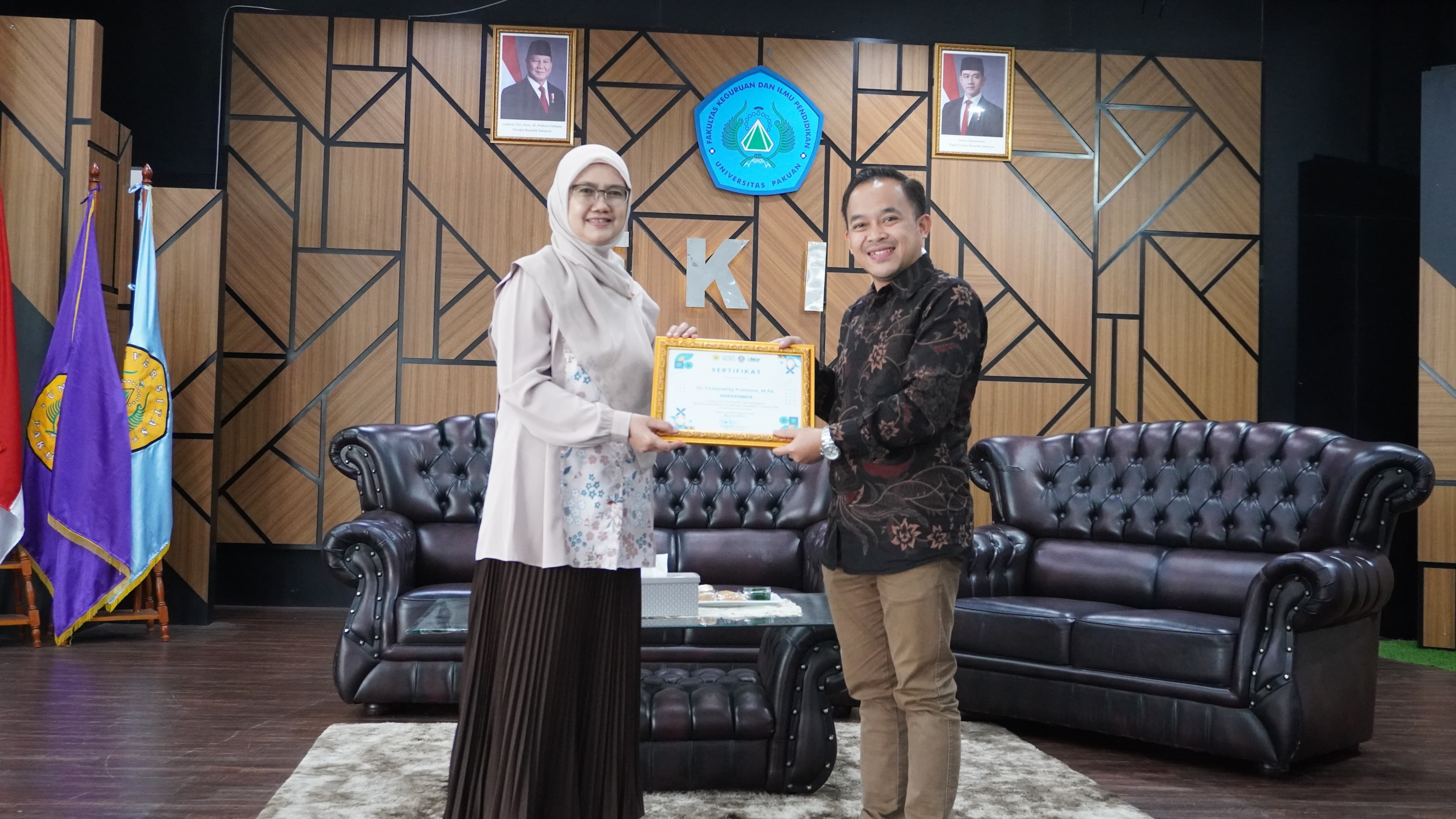 Penyerahan sertifikat kuliah umum yang diadakan FKIP Unpak Bogor.