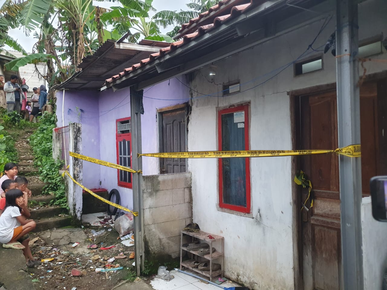 TKP kejadian KDRT warga di Sukaraja Bogor.