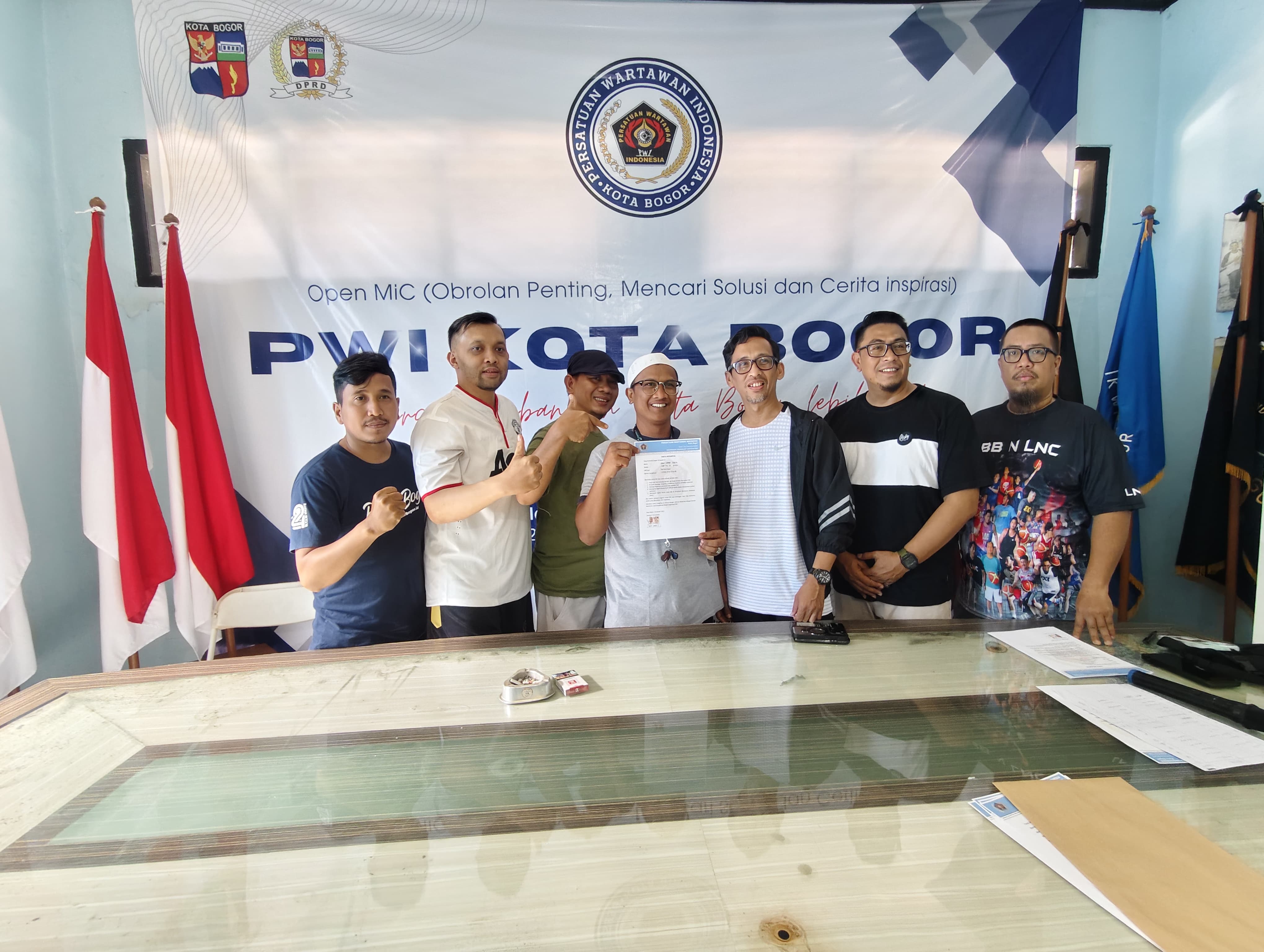 Ketua PWI Kota Bogor, Herman Indrabudi bersama Jajaran Pengurus memfasilitasi anggota baru melakukan penandatanganan pakta integritas.