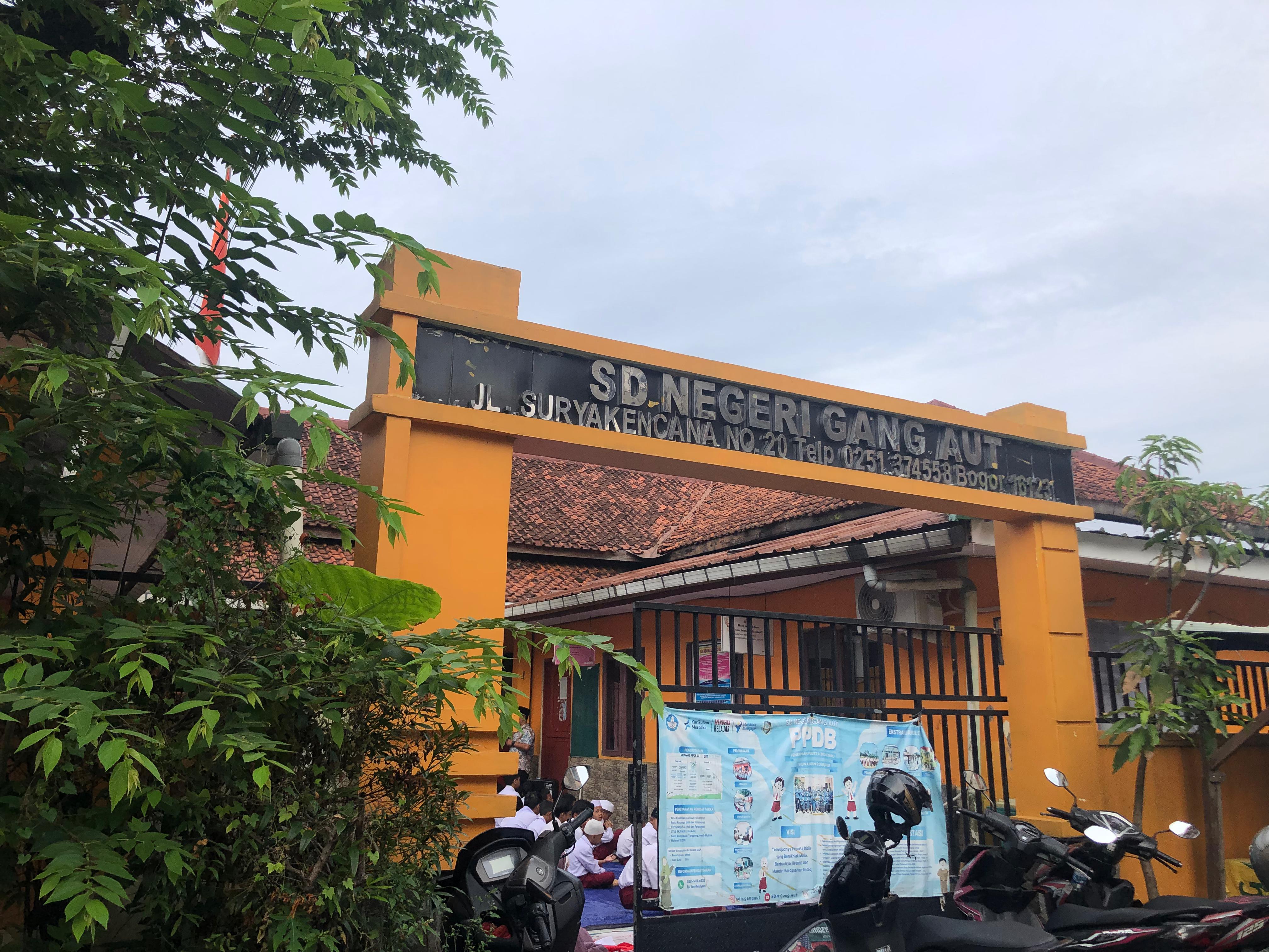 Tampak depan gedung SDN Gang Aut Bogor yang jadi salah satu lokasi realisasi program perbaikan sekolah 2025.