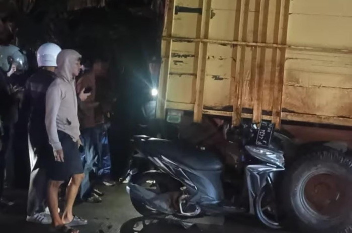 Motor tersangkut di belakang truk yang sedang terparkir di Parung Bogor mengakibatkan buruh pabrik meninggal dunia.