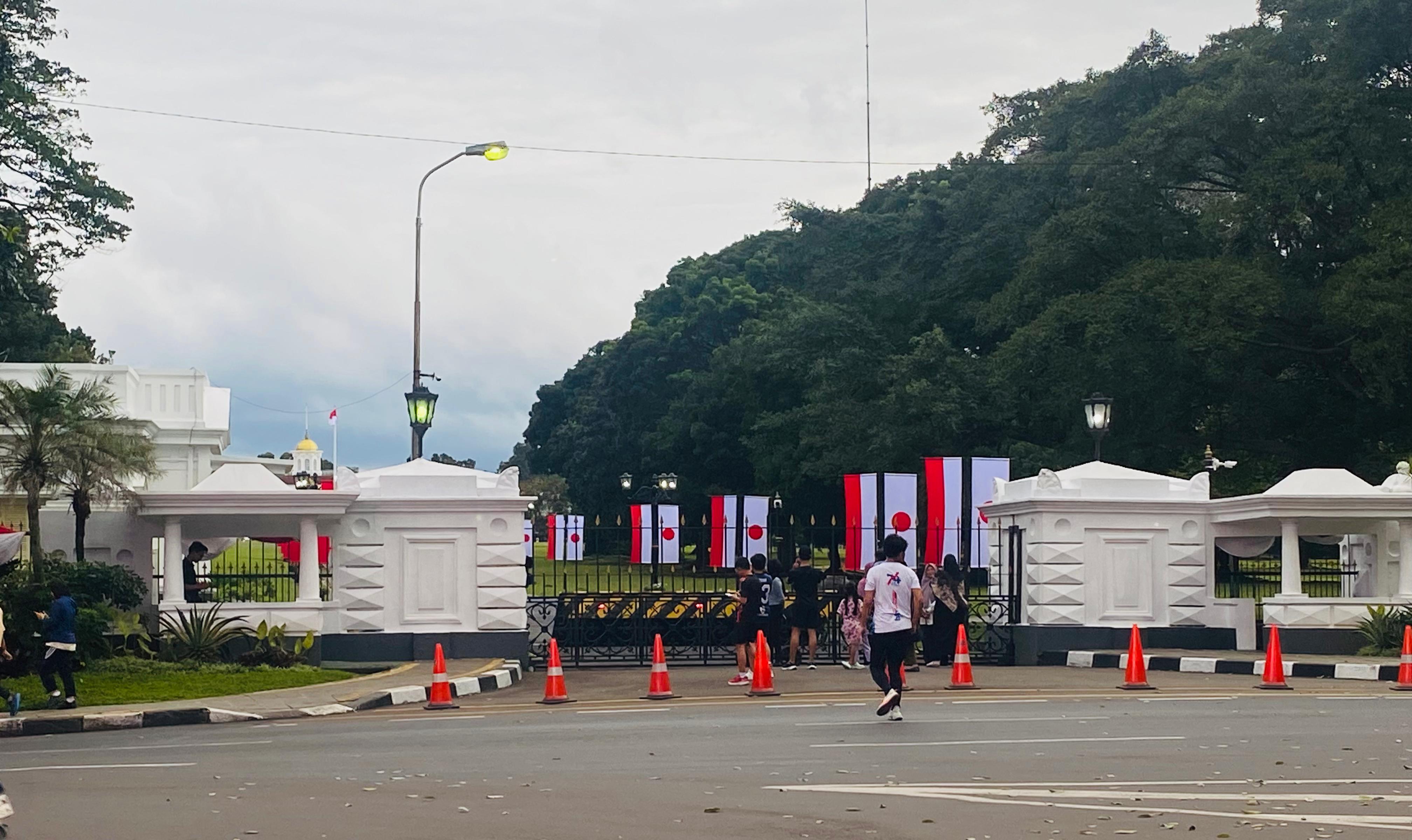 Istana Bogor kembali menarik perhatian warga yang melintas, karena lampunya menyala terang dan dihiasi bendera Indonesia dan Jepang.