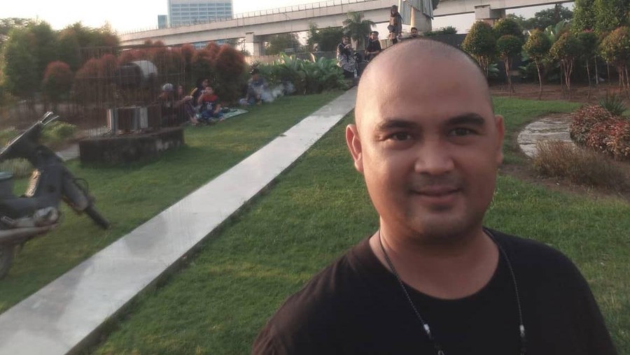 Pemain sinetron Sandhy Permana ditemukan meninggal dunia di pinggir jalan.