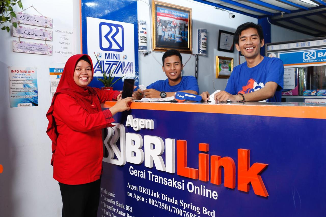 Salah satu AgenBRILink saat melayani nasabahnya. Lewat agen tersebut BRI bantu berikan lapangan kerja.