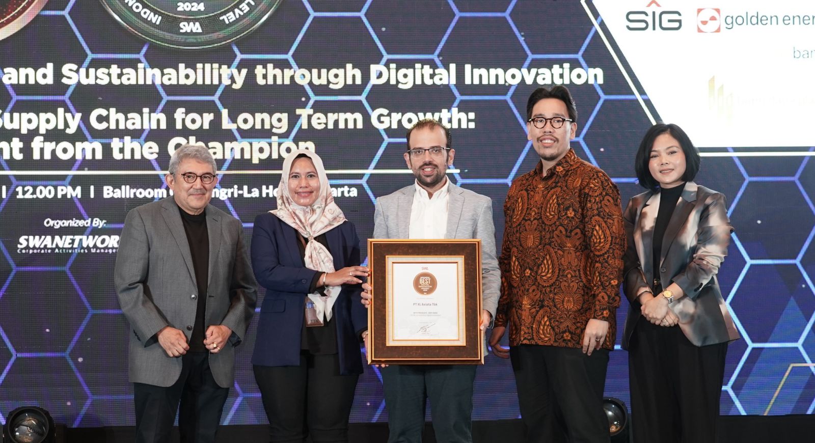 Manajemen XL Axiata saat menerima salah satu penghargaan.