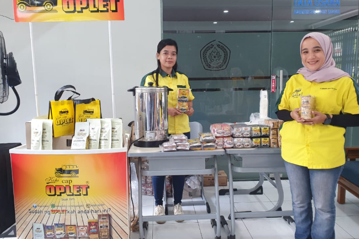 Stand Kopi Cap Oplet pada kegiatan donor darah HAK (Himpunan Alumni Kesatuan) di sekolah Kesatuan, Jalan Pulo Armin Bogor.