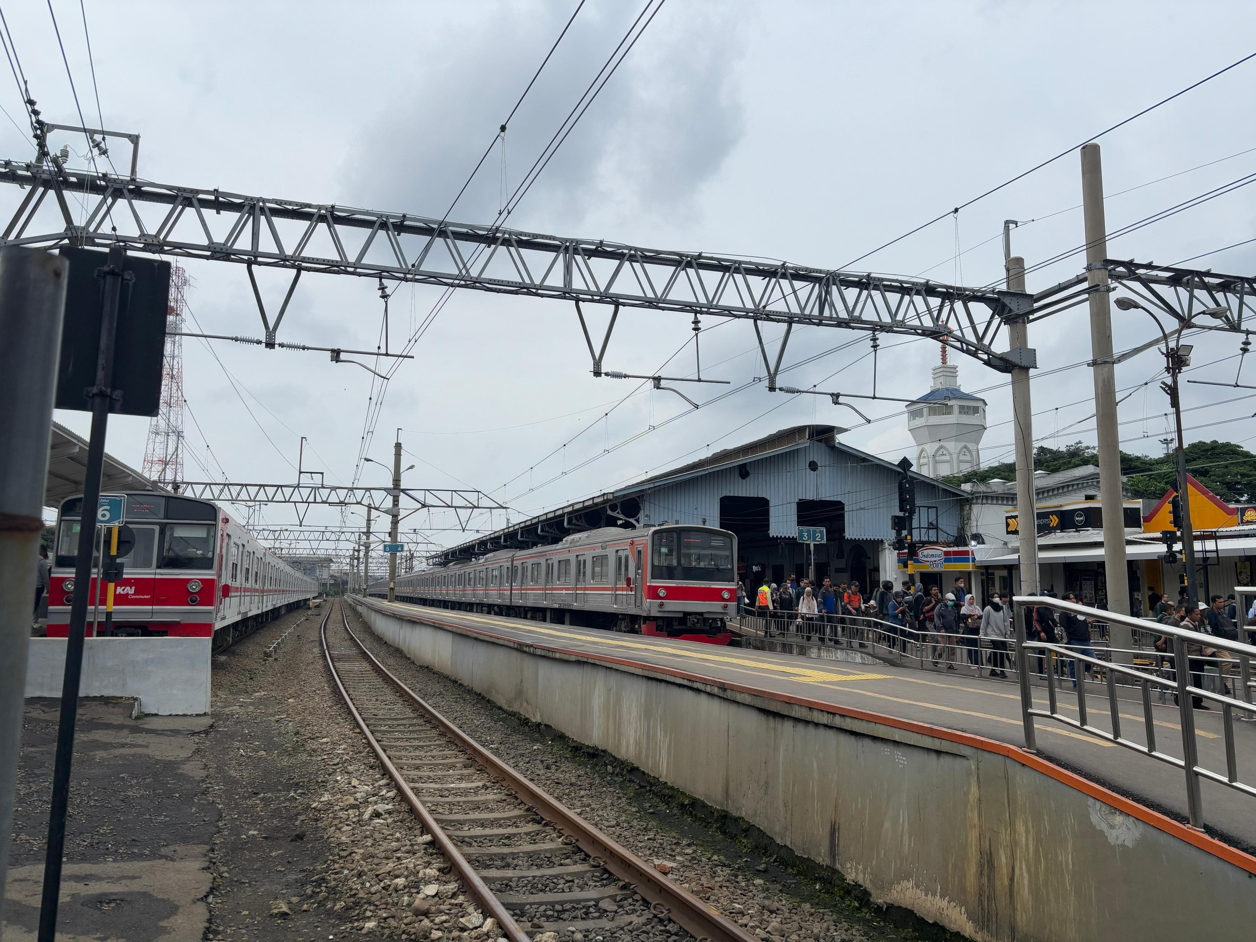 Kondisi peron Stasiun Bogor yang tak berkanopi sehingga dikeluhkan penumpang.