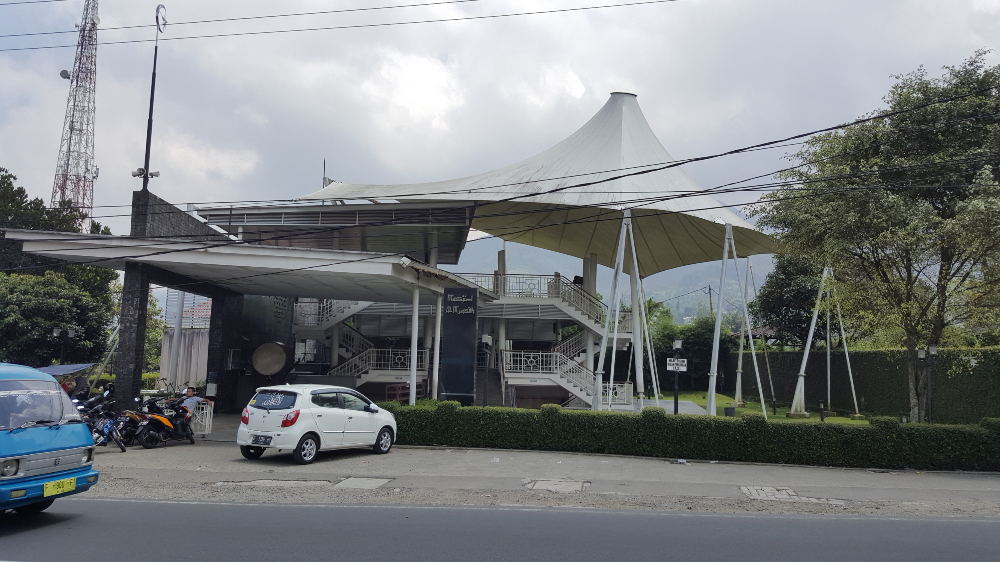 Seorang Warga Negara Asing (WNA) terlibat keributan dengan marbot masjid di Desa Tugu Utara, Cisarua, Kabupaten Bogor.