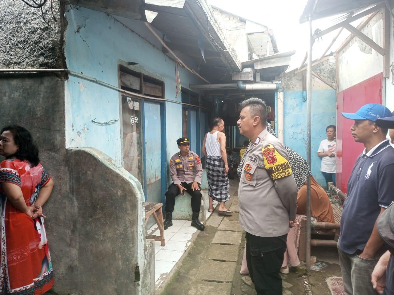 Polisi saat mendatangi TKP penemuan mayat disebuah kontrakan di Citeureup, Kabupaten Bogor.