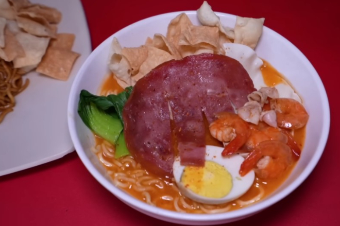 Salah satu menu andalan Mie Dahsyat Peudes Ciputat.