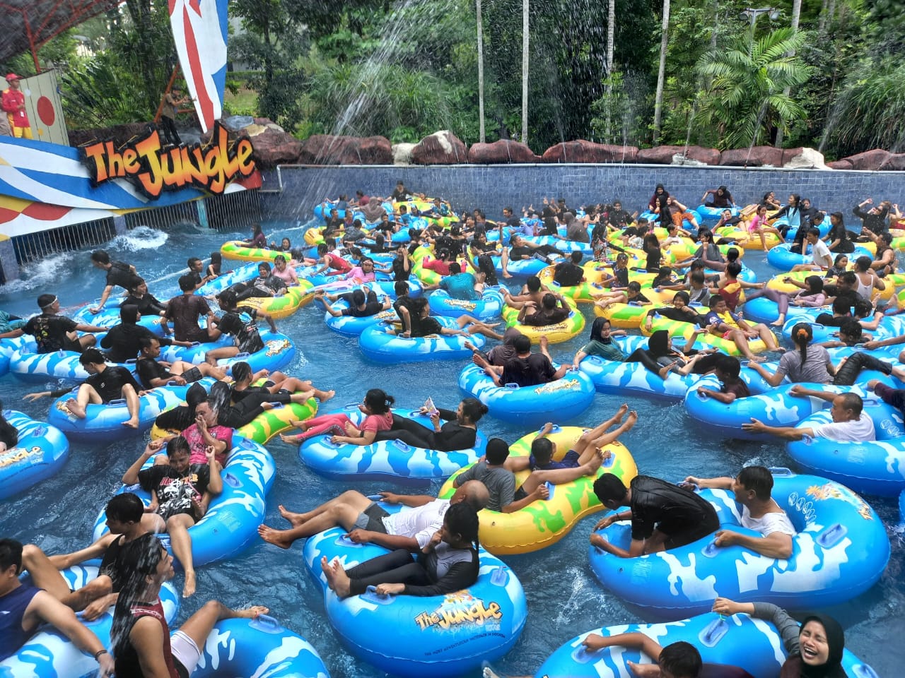 Suasana salah satu wahana di The Jungle Waterpark BNR Bogor.