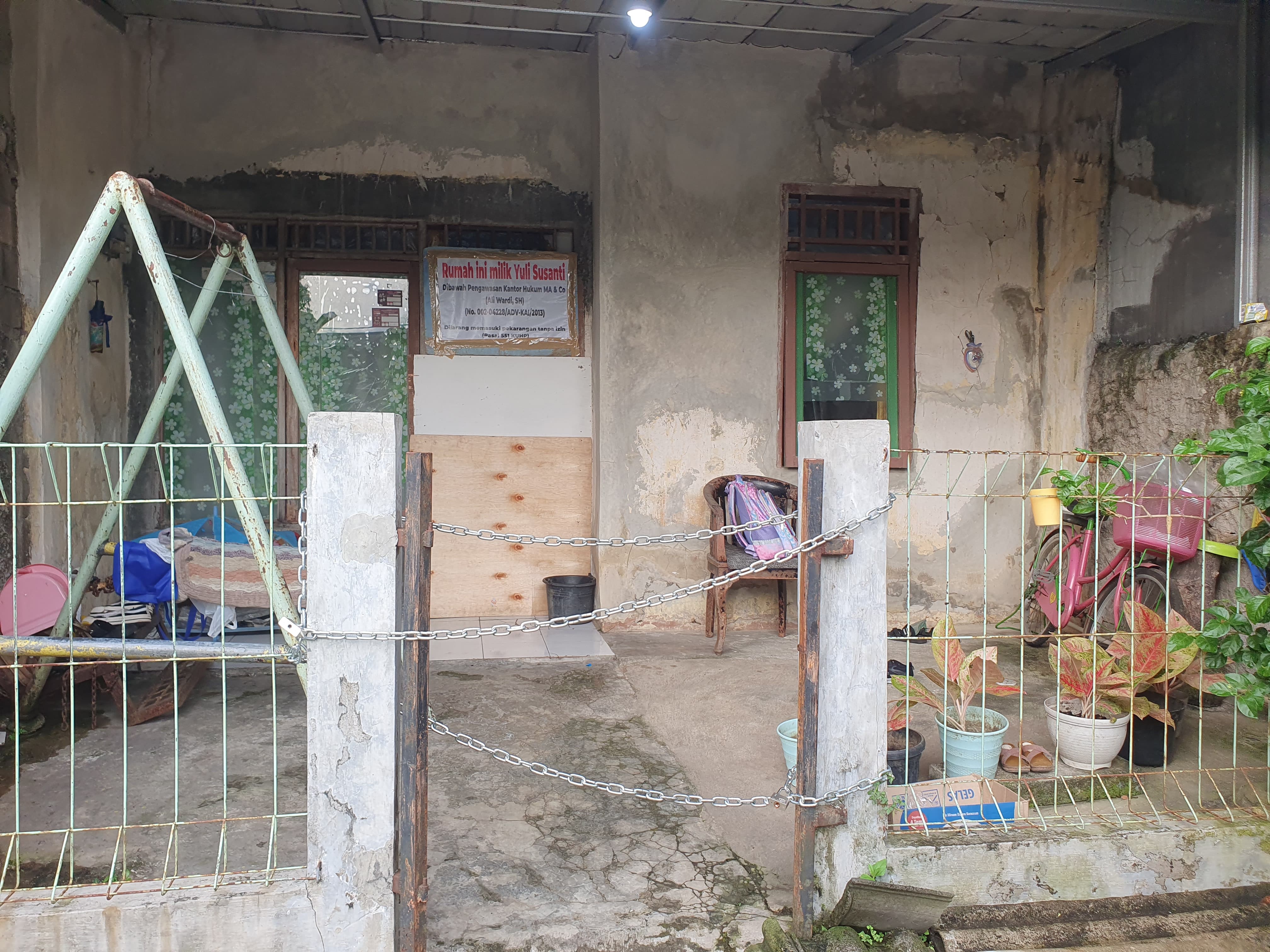 Kondisi rumah Ibu Yulia Susanti, warga Bogor yang dirantai oleh sekelompok orang.