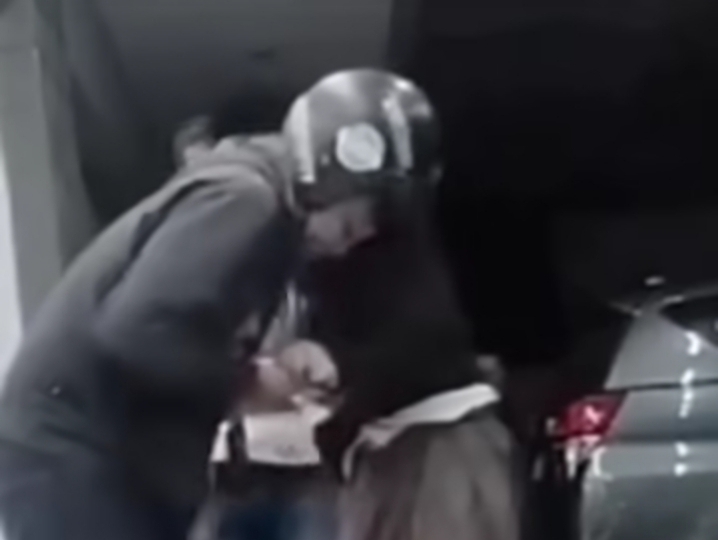 Tangkapan layar aksi tarik-menarik antara seorang pria dan dua orang pria yang diduga matel.