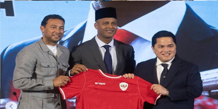 Pelatih Indonesia, Patrick Kluivert bersama Ketua Umum PSSI dan Asisten Pelatih Denny Landzaat