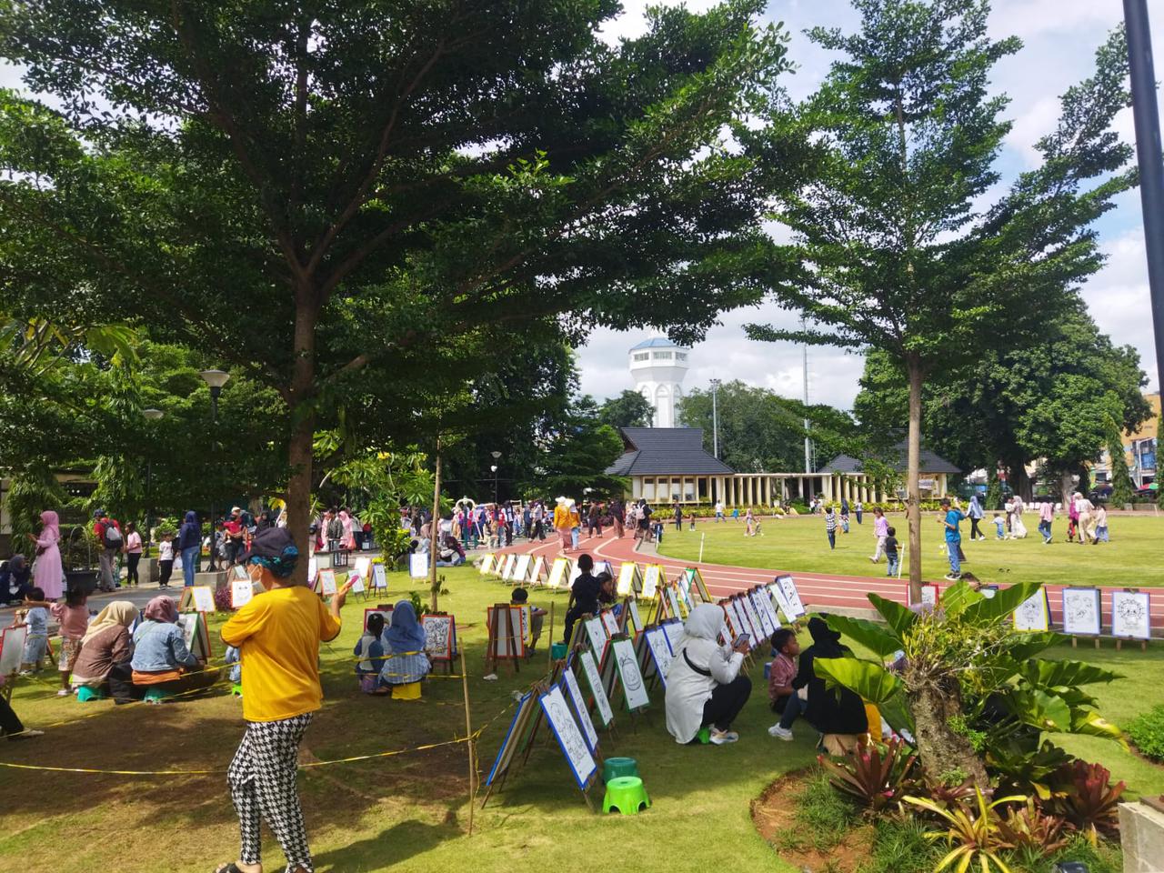 Alun-alun Kota Bogor dipenuhi pedagang.