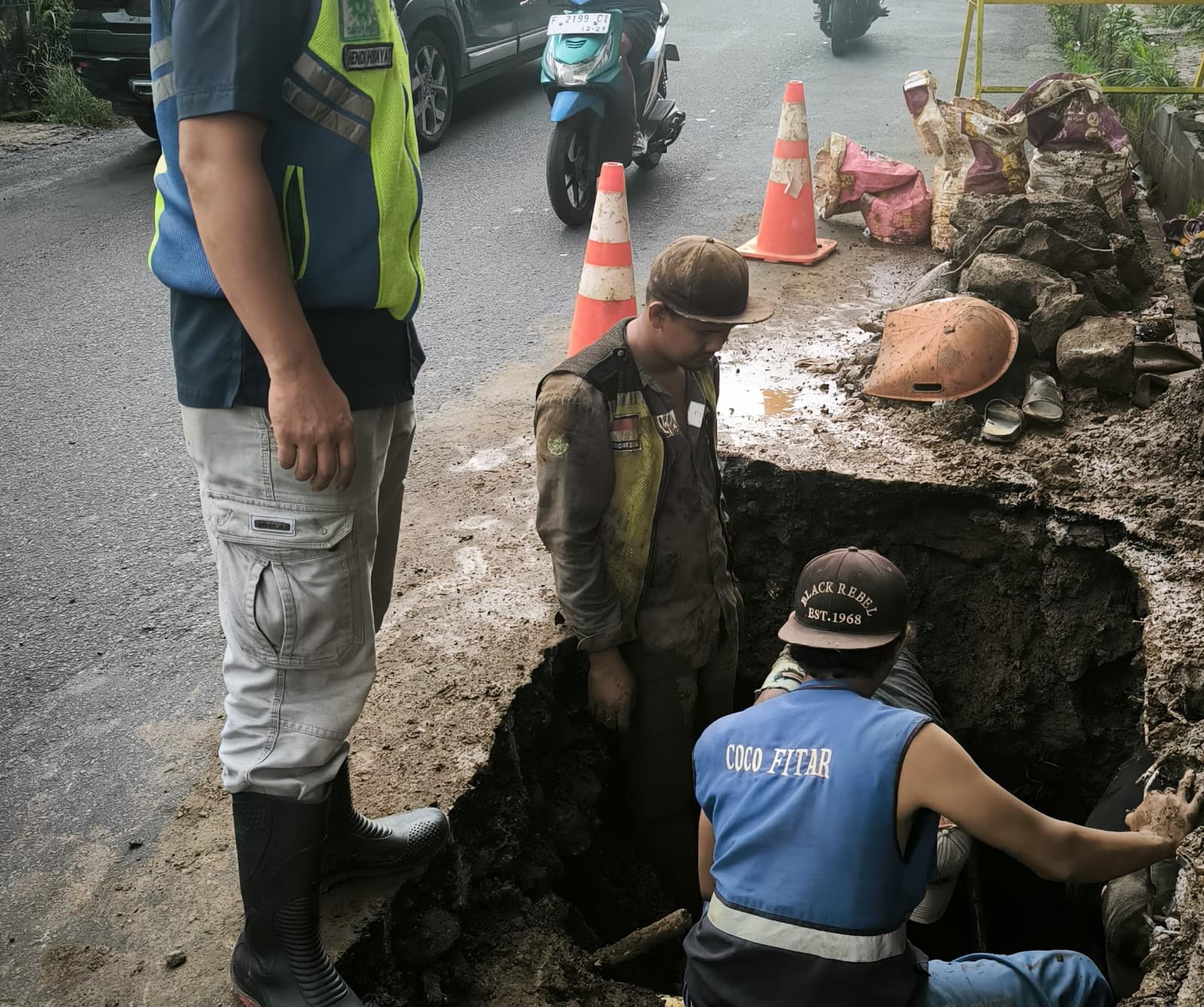 Pengerjaan pipa bocor di Jalan Pamoyanan oleh Perumda Tirta Pakuan, yang sebabkan sejumlah wilayah mati air.