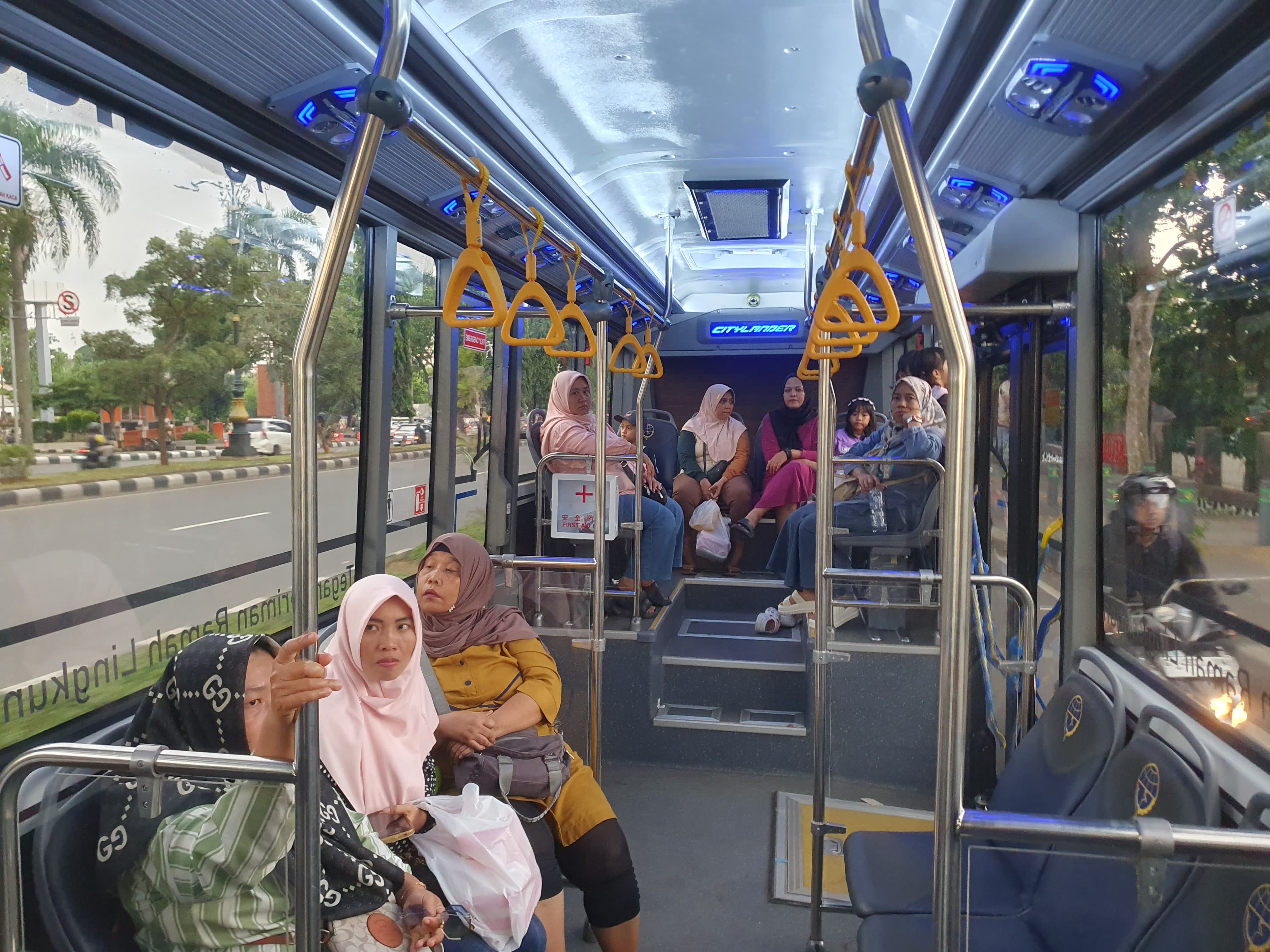 Suasana bus listrik di Kabupaten Bogor dengan rute Cibinong hingga Tugu Pancakarsa.