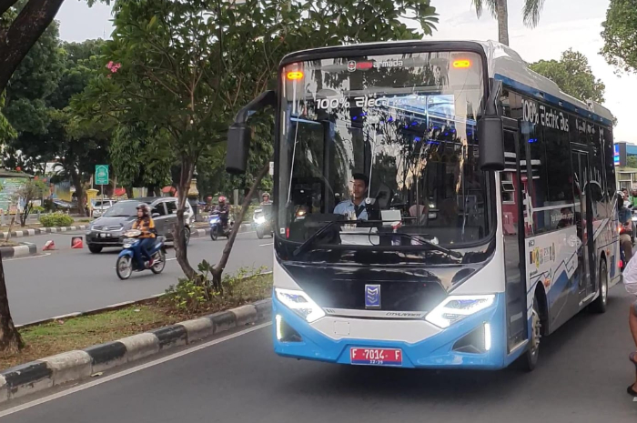 Bus listrik Rute Cibinong-Puncak saat melintas di kawasan Cibinong, Kabupaten Bogor.
