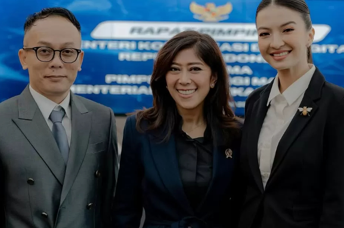 Dua staf khusus Kemkomdigi yang baru saja dilantik.
