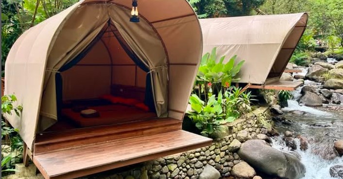 Glamping syahdu di tepi sungai Taman Kopi Guntang Bandung