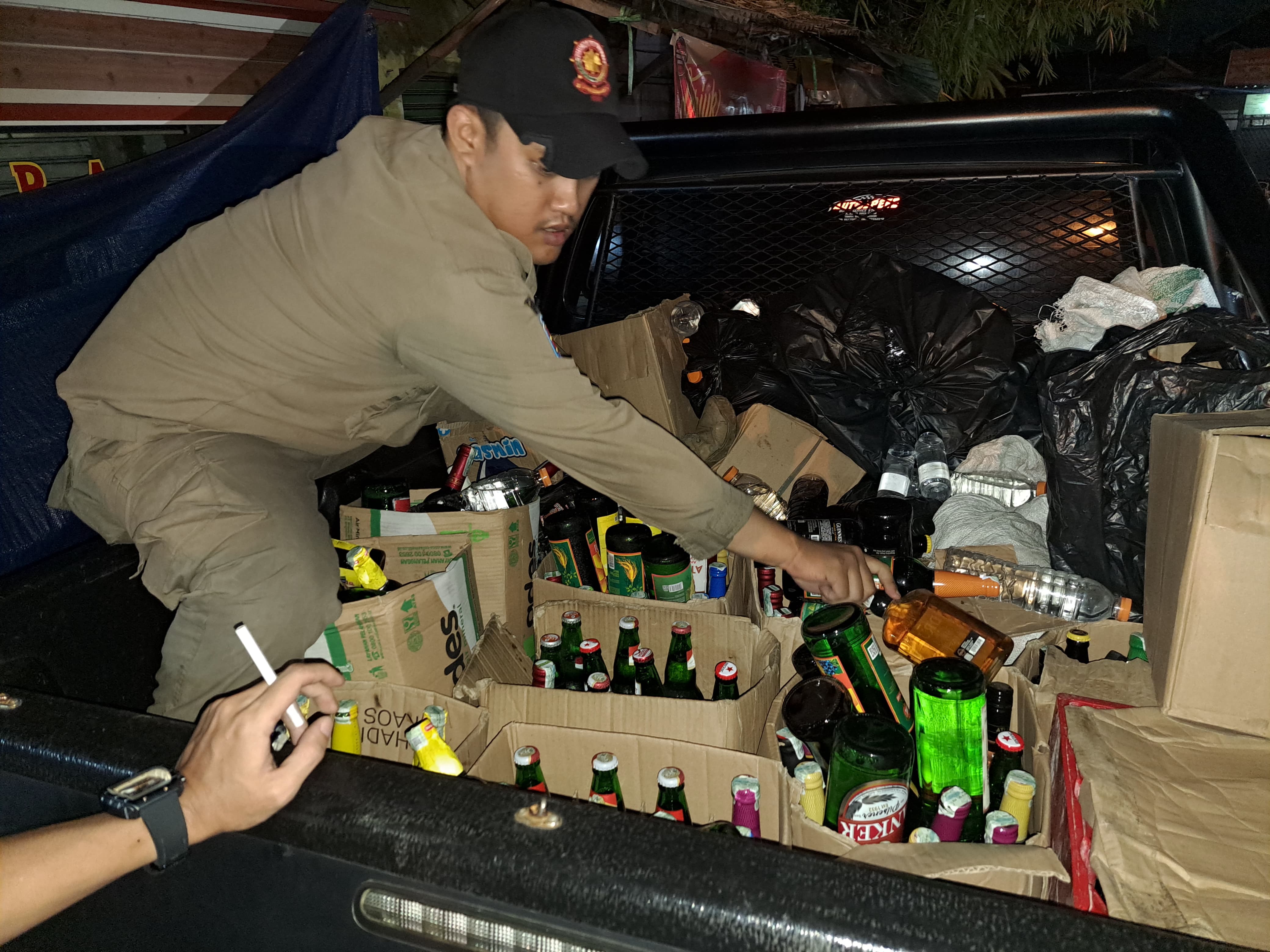 Razia minuman beralkohol di warung dan kafe di Kota Bogor oleh  Satpol PP.