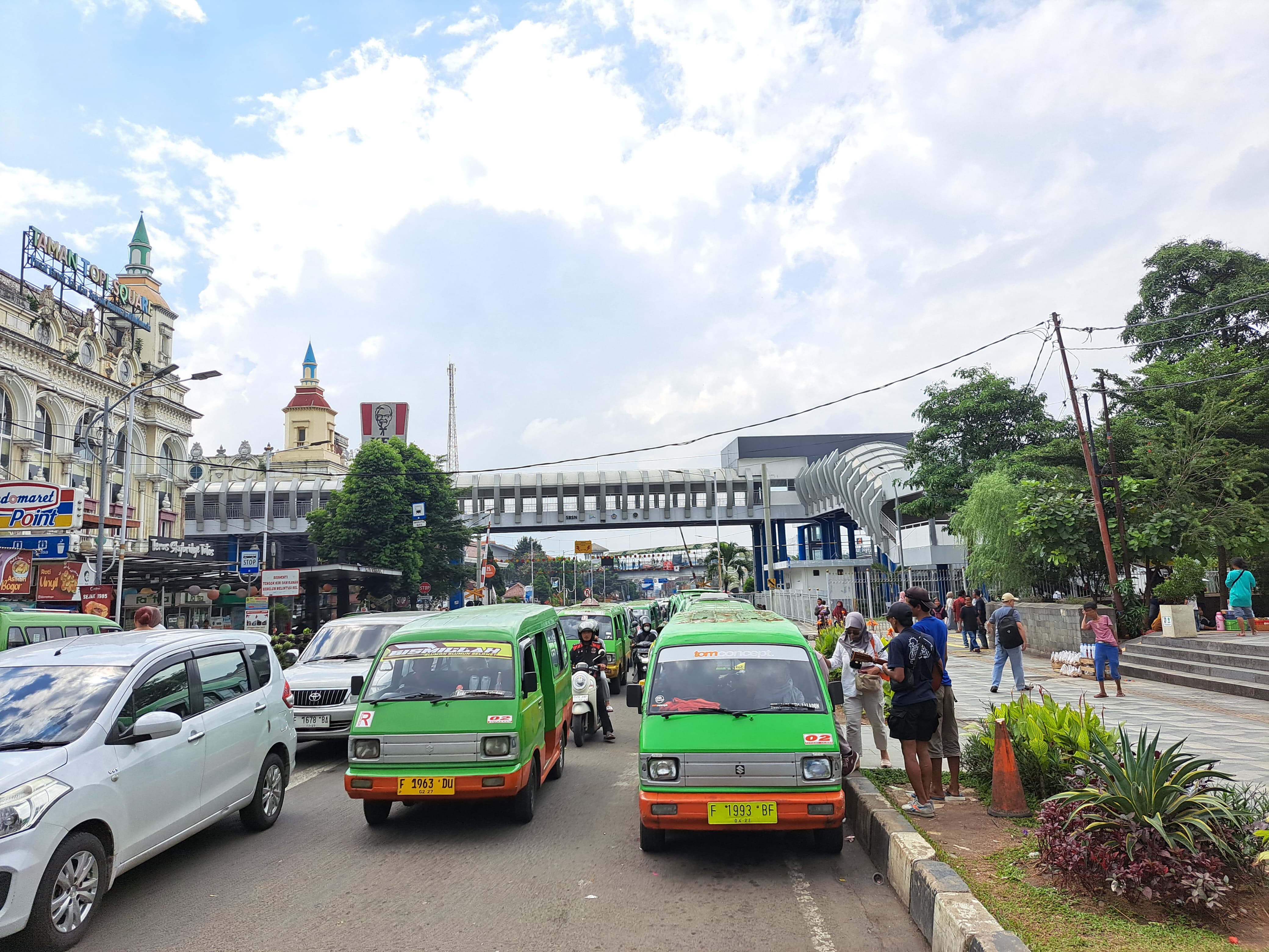 Kondisi sekitar Alun-alun Kota Bogor, tepatnya di Jalan Kapten Muslihat yang macet akibat angkot yang mengetem.