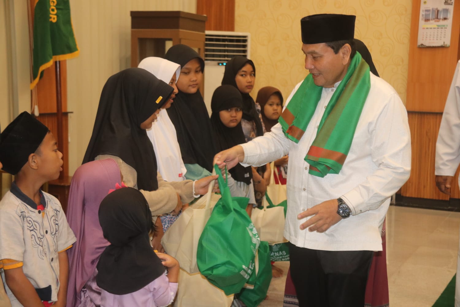 Pj Bupati Bogor pada acara pengajian bulanan di Pendopo Bupati Bogor Kamis (16/1/2025).