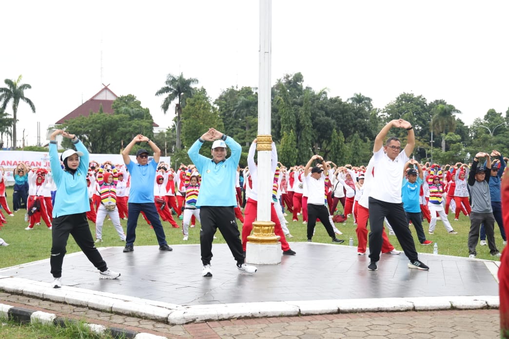 Pj Bupati Bogor saat mengikuti senam Jumat Jantung Sehat di Lapangan Tegar Beriman, Jumat (17/1/2025).