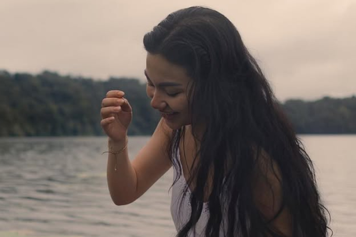 Ariel Tatum berperan di Film La Tahzan.