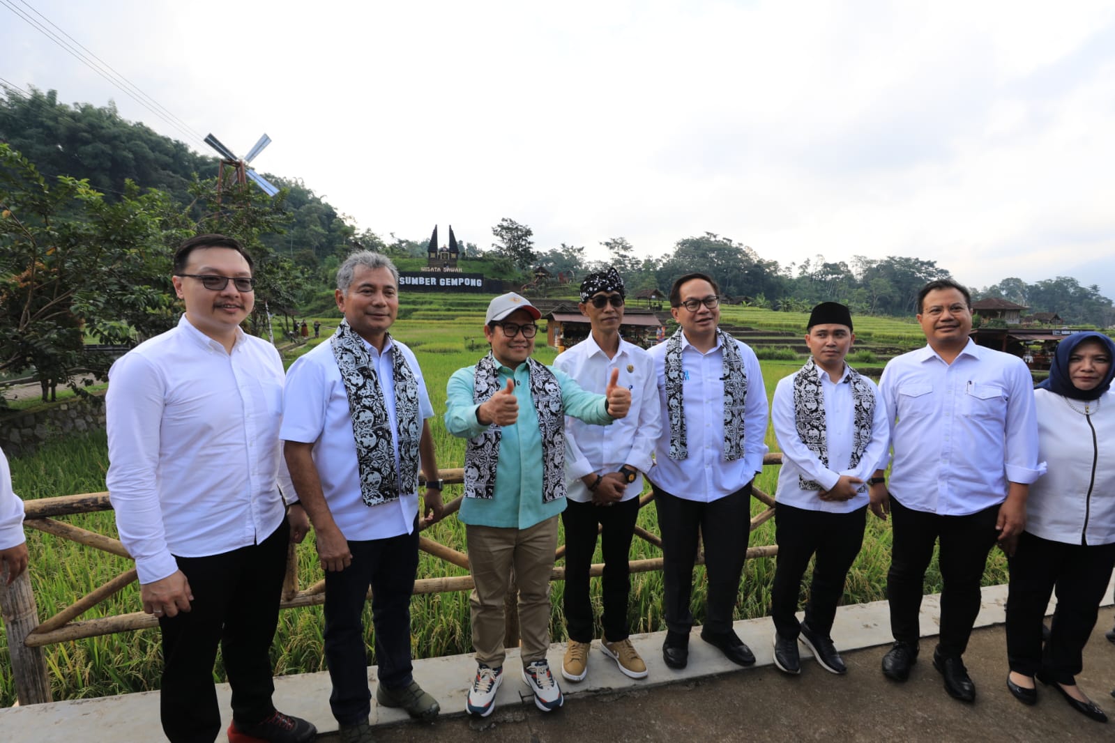 Direktur Utama BRI Sunarso dalam kunjungan kerja bersama Menteri Pemberdayaan Masyarakat Muhaimin Iskandar dan Wakil Menteri BUMN Kartika Wirjoatmodjo, di Desa BRILiaN Ketapanrame, Mojokerto, Jatim.