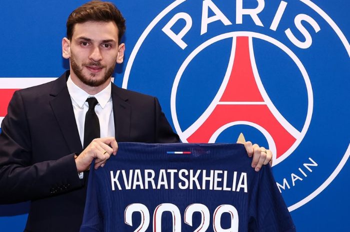 Khvicha Kvaratskhelia memperlihatkan jersey&nbsp;Paris Saint Germain.