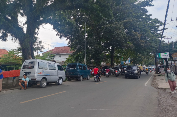 Angkot plat hitam saat menunggu penumpang di Jalan Raya Leuwiliang, Kabupaten Bogor.