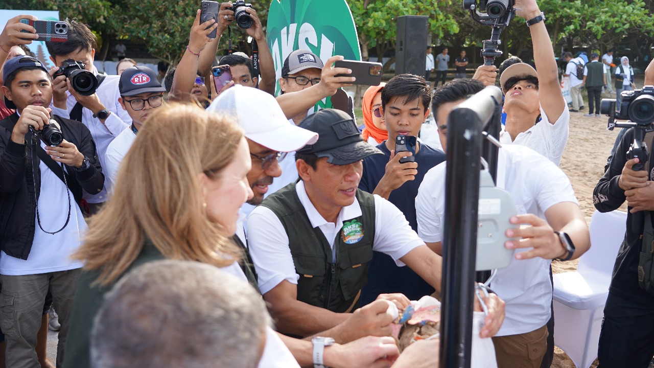 Menteri LH Hanif Faisol bersama 8.600 Relawan Pencinta Lingkungan Hidup di Bali saat menggelar Aksi Bersih Laut, Minggu (19/01/2025).