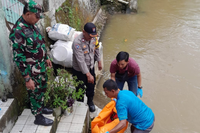 Evakuasi jenazah bayi ditemukan di Sungai Cipakancilan Kota Bogor.