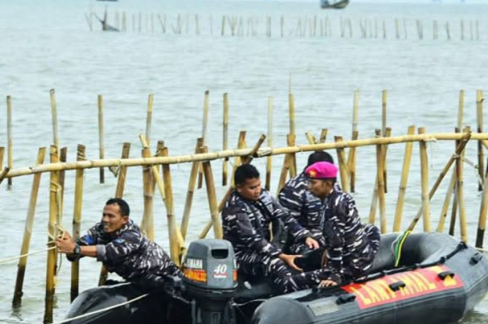 TNI AL dan masyarakat membongkar pagar laut sepanjang 30 kilometer di Pesisir Laut Tangerang. Sabtu (18/1).