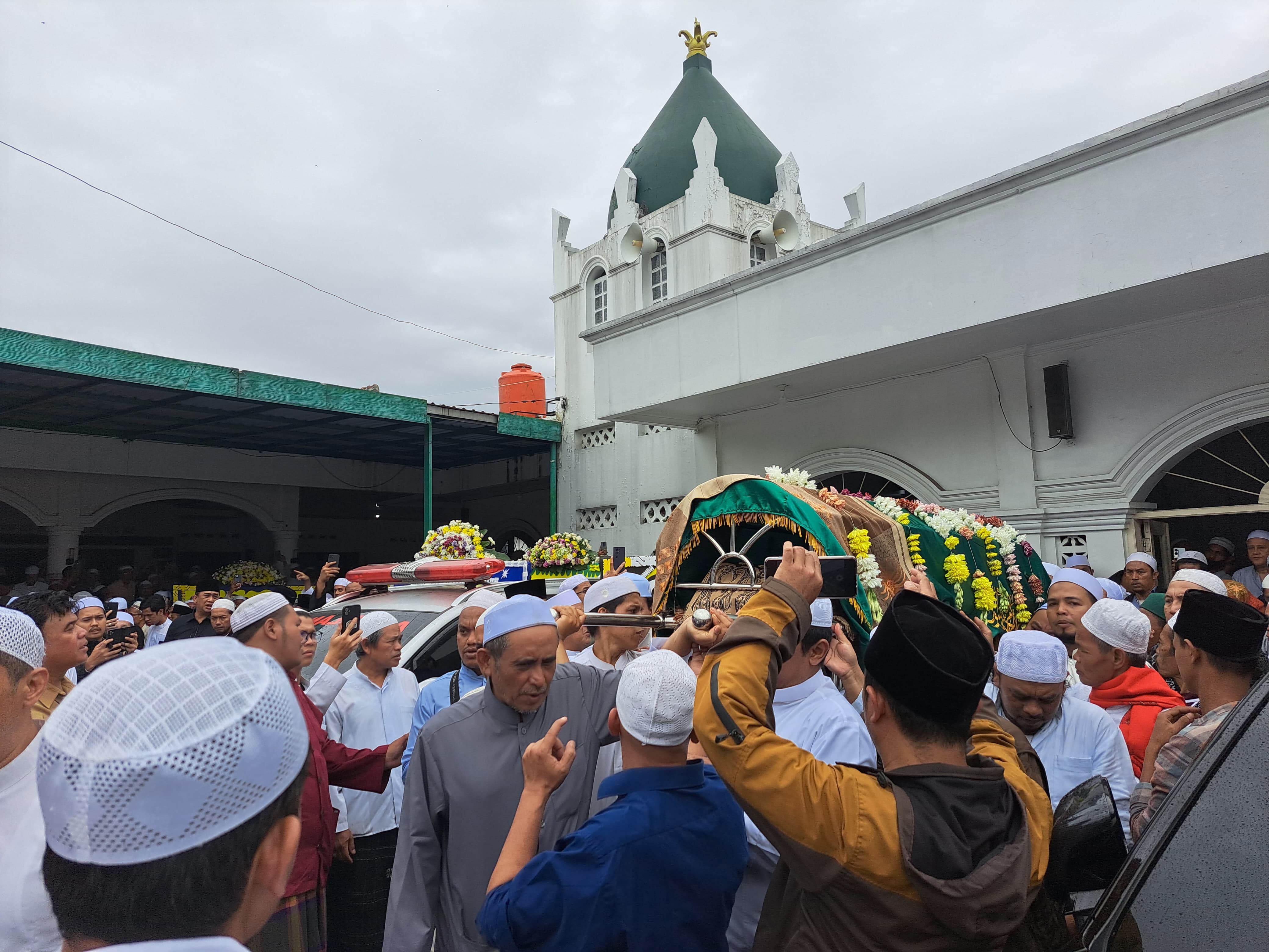 Prosesi pemakaman Habib Abdullah bin Husein di Empang, Bogor.