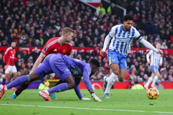 Aksi kiper Manchester United Andre Onana saat menghadapi Brighton.
