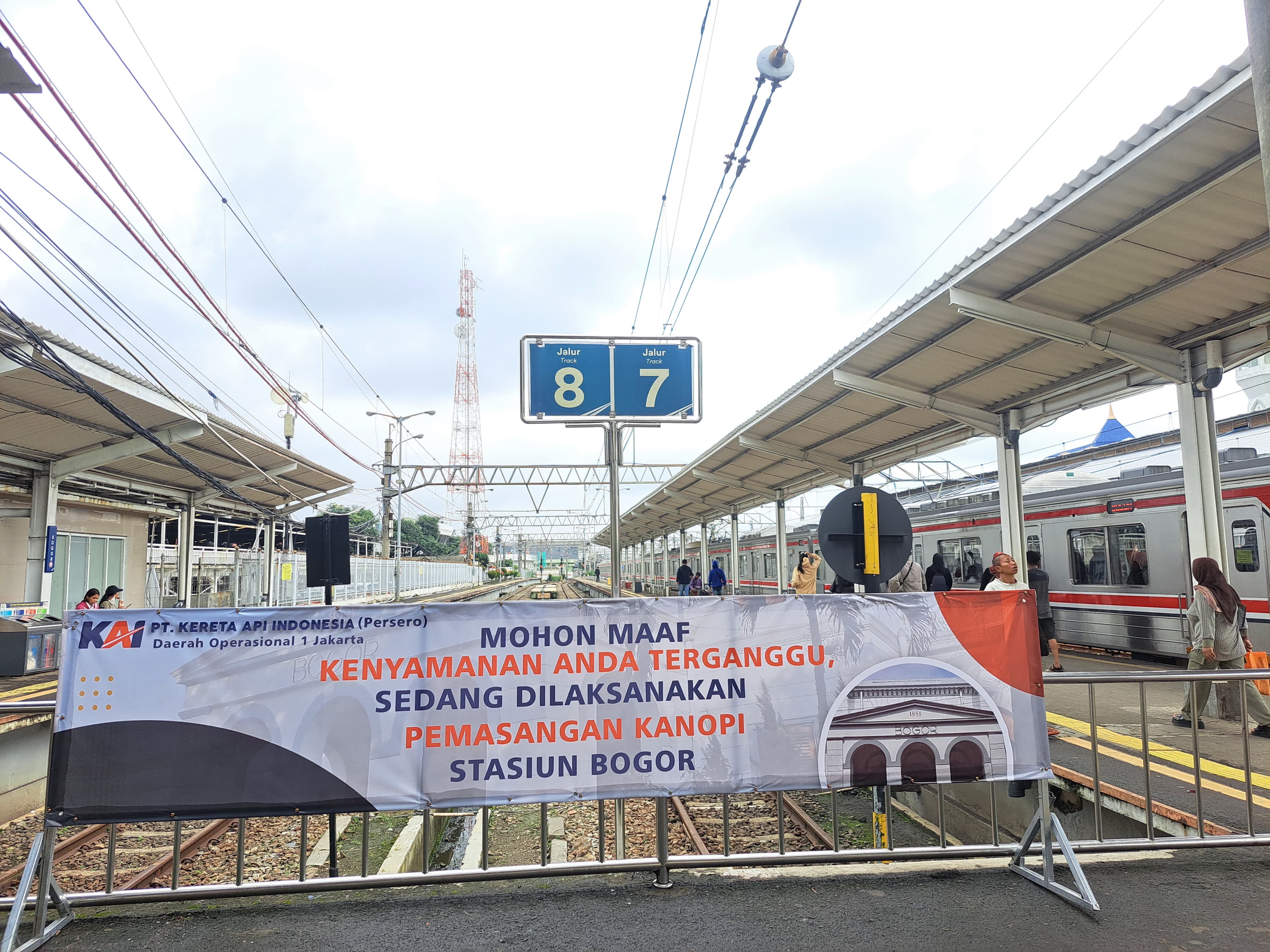 Spanduk pengumuman pembangunan kanopi di Stasiun Bogor.