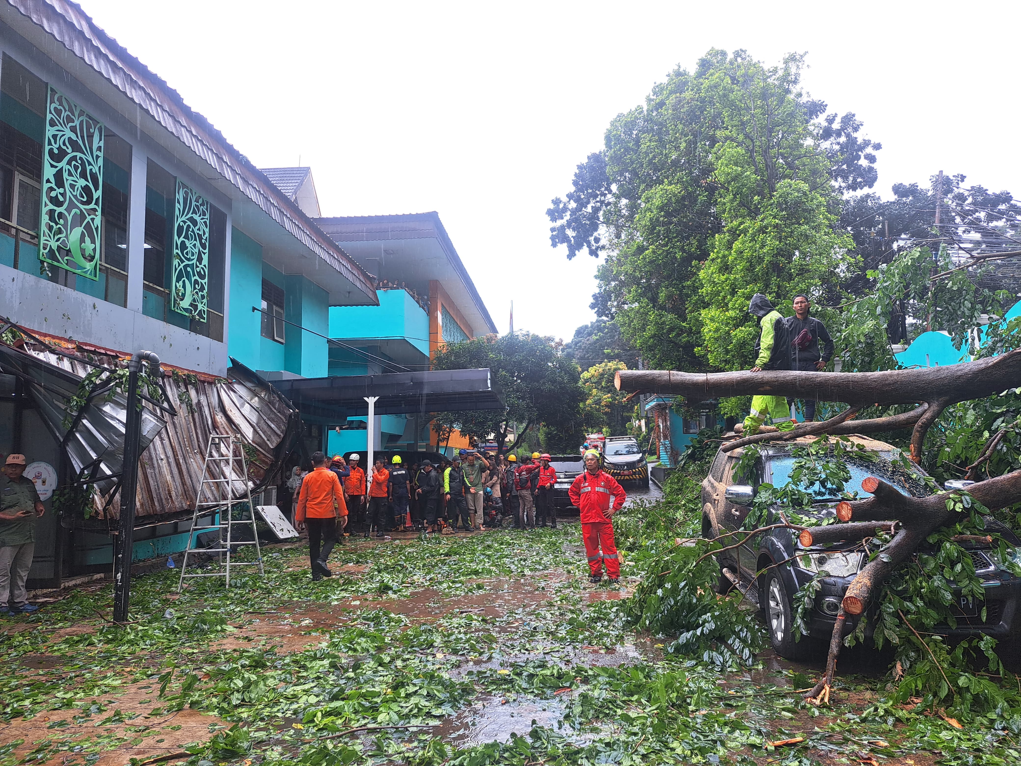 Kondisi SMKN 3 Kota Bogor akibat terkena dahan patah.