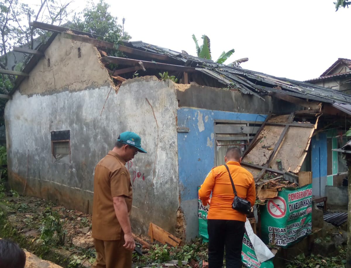Rumah warga Ciawi Kabupaten Bogor rusak dilanda angin kencang.