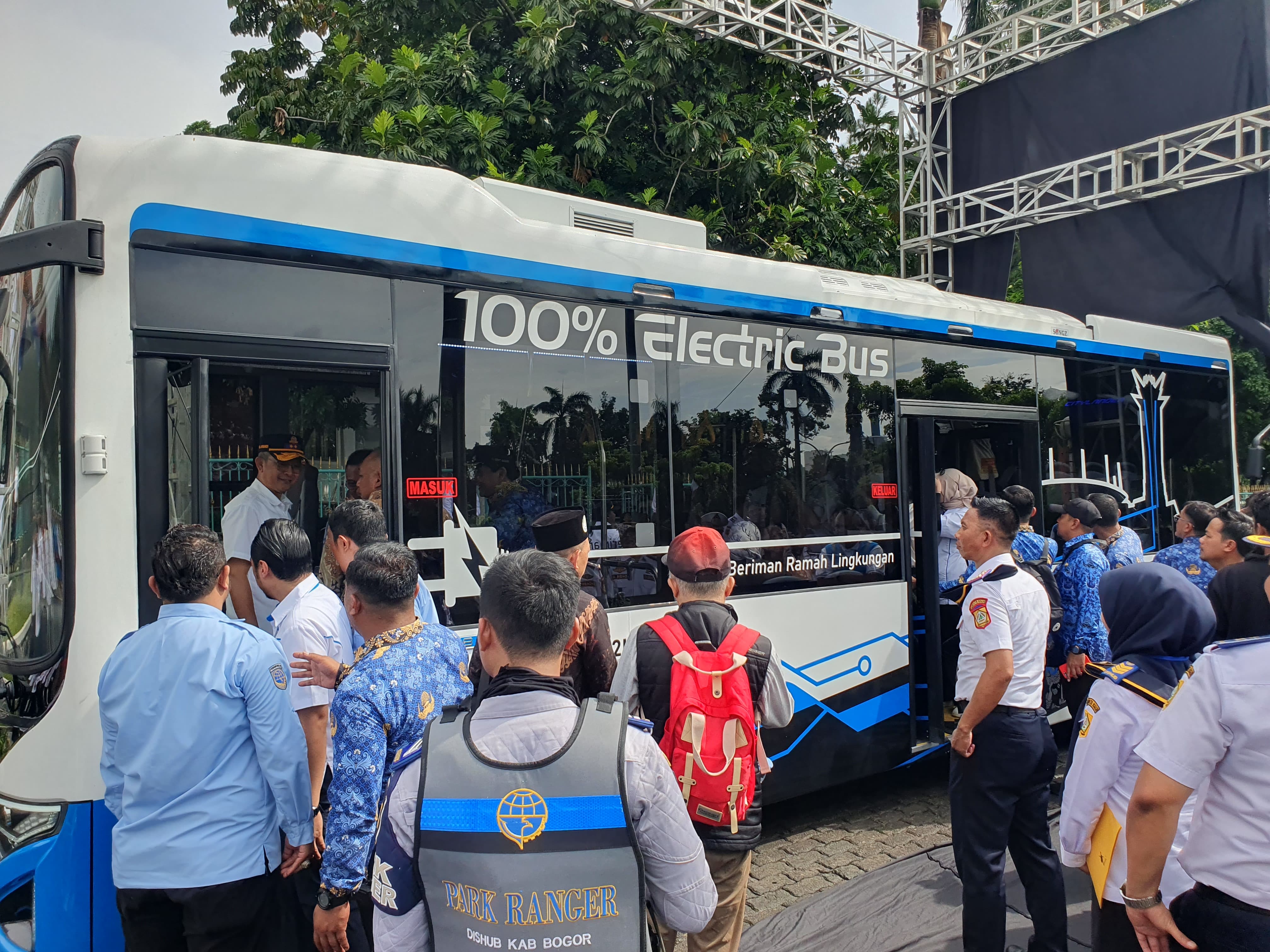 Pemkab Bogor saat merilis operasional Bus Listrik di Cibinong, Kabupaten Bogor, Jawa Barat pada 17 Desember 2024. 